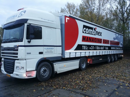 Na enkele maanden is de oplegger voorzien van reclame zeilen van onze opdrachtgever